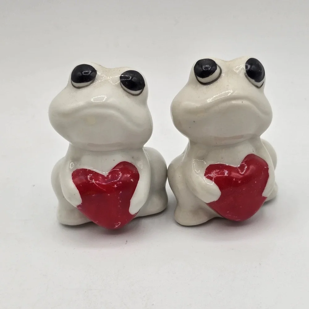 Frog with hearts salt and pepper shakers Vtg Valentines